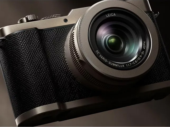 Built-in LEICA DC VARIO-SUMMILUX lens on the Panasonic LUMIX L10